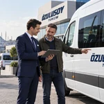 Özulusoy Turizm servis aracı yanında tablet üzerinden araç bilgilerini değerlendiren yetkili ve araç sahibi