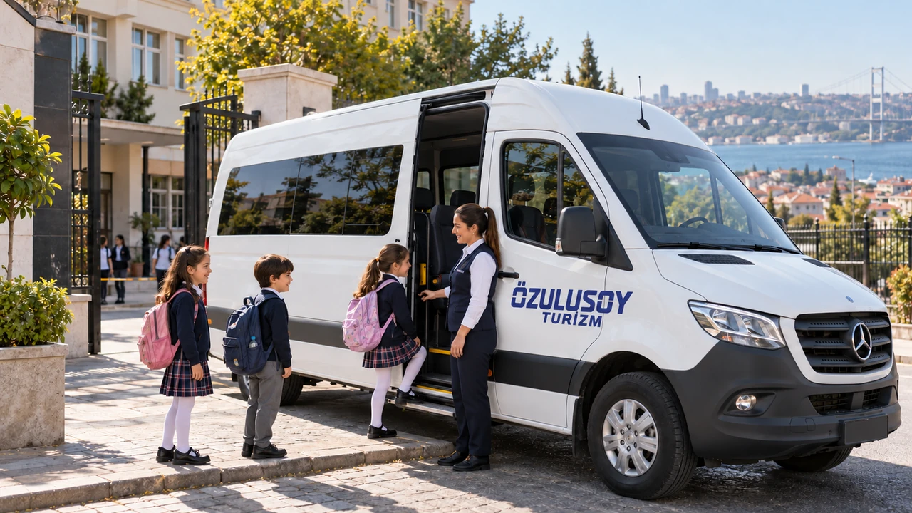 Okul önünde görevli eşliğinde Özulusoy Turizm servisine binen öğrenciler